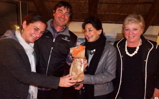 Vlnr is Jami en Peter Kastner saam met Amanda Donnelly en Diane Roodman tydens die oorhandiging van ‘n blyk van waardering